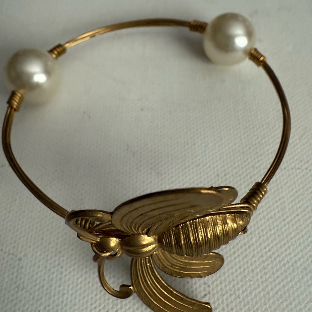 Elegant Gold Tone Bee and Pearl Bracelet